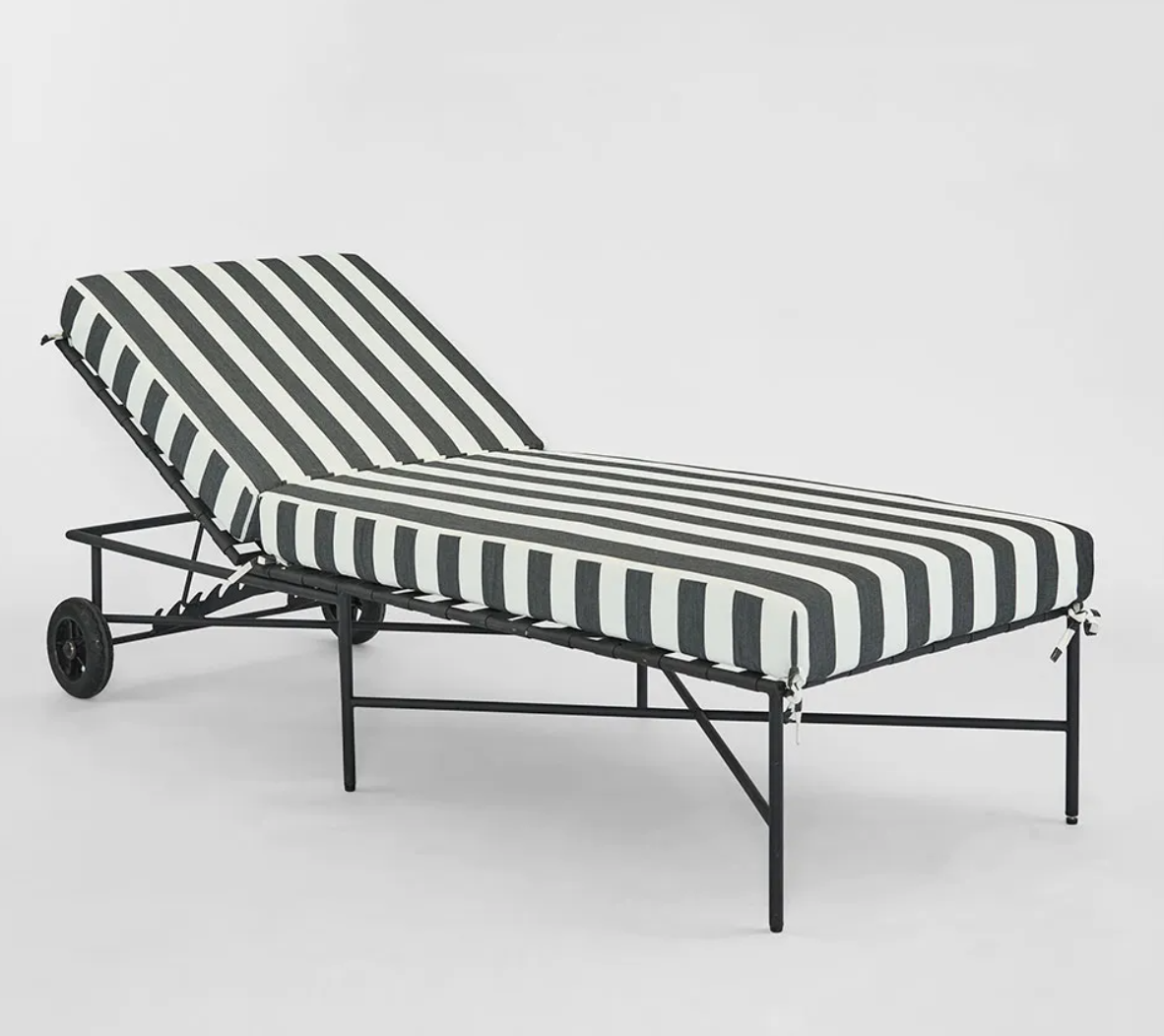 Santa Barbara Outdoor Black & White Stripe Iron Sun Lounge